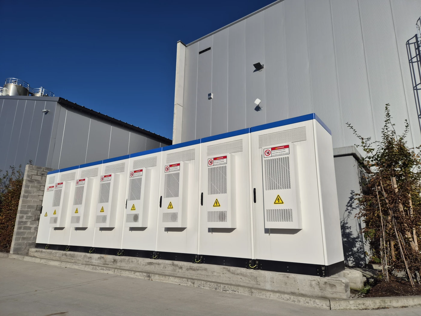 Batterijen op industriële site.